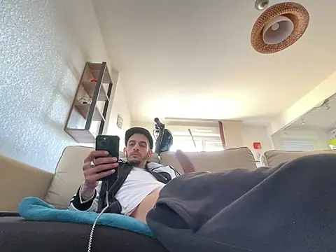 Snapshot of Rebeu313 chatting on 03/02/25, 04:53 Rebeu313 online show from 03/02/25, 04:53