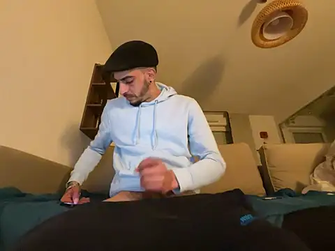 Snapshot of Rebeu313 chatting on 03/04/25, 12:18 Rebeu313 online show from 03/04/25, 12:18