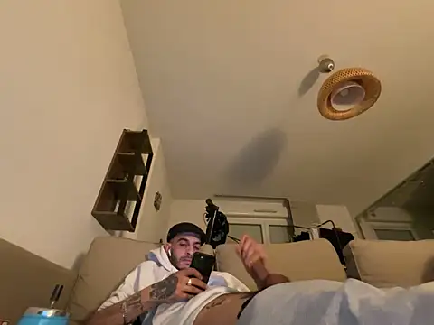 Snapshot of Rebeu313 chatting on 03/05/25, 01:21 Rebeu313 online show from 03/05/25, 01:21