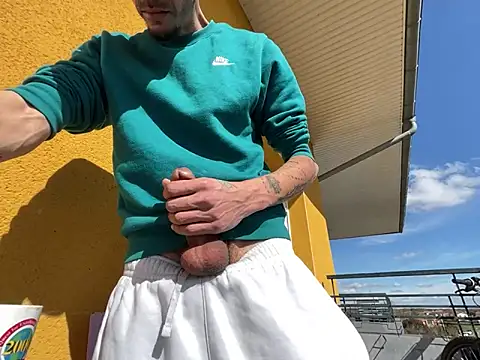 Snapshot of Rebeu313 chatting on 03/10/25, 01:32 Rebeu313 online show from 03/10/25, 01:32