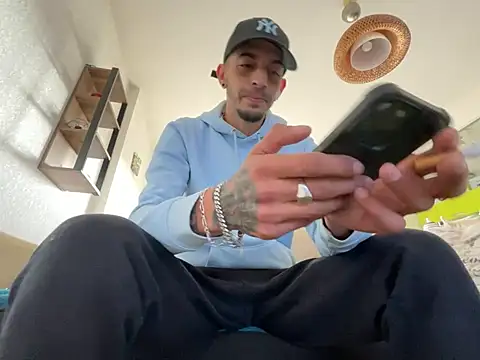 Snapshot of Rebeu313 chatting on 03/12/25, 01:40 Rebeu313 online show from 03/12/25, 01:40