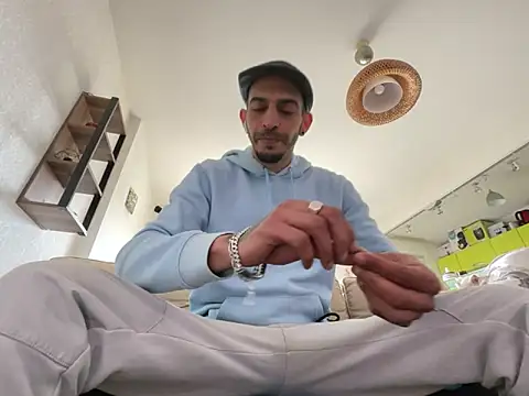 Snapshot of Rebeu313 chatting on 03/13/25, 10:47 Rebeu313 online show from 03/13/25, 10:47