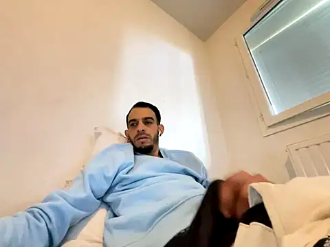 Snapshot of Rebeu313 chatting on 10/05/25, 11:08 Rebeu313 online show from 10/05/25, 11:08