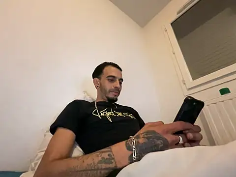 Snapshot of Rebeu313 chatting on 10/11/25, 07:01 Rebeu313 online show from 10/11/25, 07:01