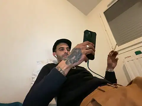 Snapshot of Rebeu313 chatting on 10/13/25, 09:37 Rebeu313 online show from 10/13/25, 09:37