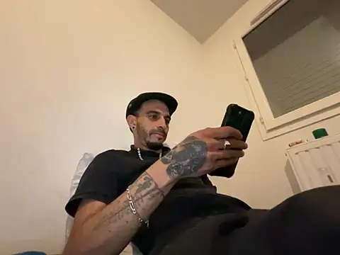 Snapshot of Rebeu313 chatting on 10/16/25, 09:27 Rebeu313 online show from 10/16/25, 09:27