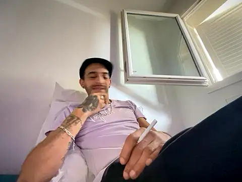 Snapshot of Rebeu313 chatting on 11/12/25, 10:26 Rebeu313 online show from 11/12/25, 10:26