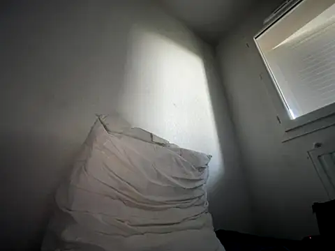 Snapshot of Rebeu313 chatting on 11/16/25, 02:33 Rebeu313 online show from 11/16/25, 02:33