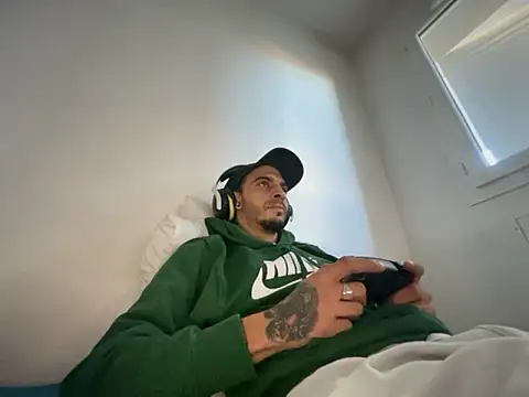 Snapshot of Rebeu313 chatting on 11/18/25, 10:31 Rebeu313 online show from 11/18/25, 10:31