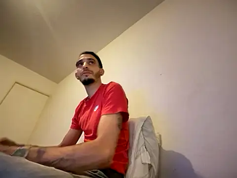 Snapshot of Rebeu313 chatting on 12/04/25, 02:21 Rebeu313 online show from 12/04/25, 02:21