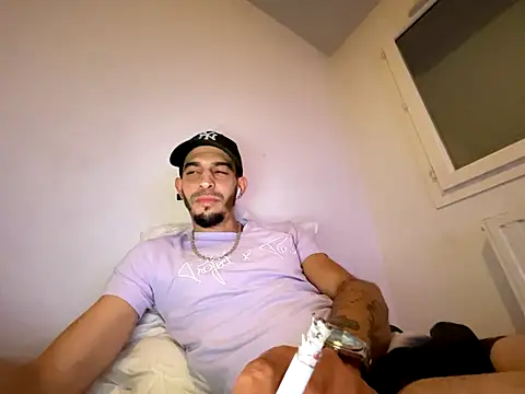 Snapshot of Rebeu313 chatting on 12/15/25, 04:55 Rebeu313 online show from 12/15/25, 04:55