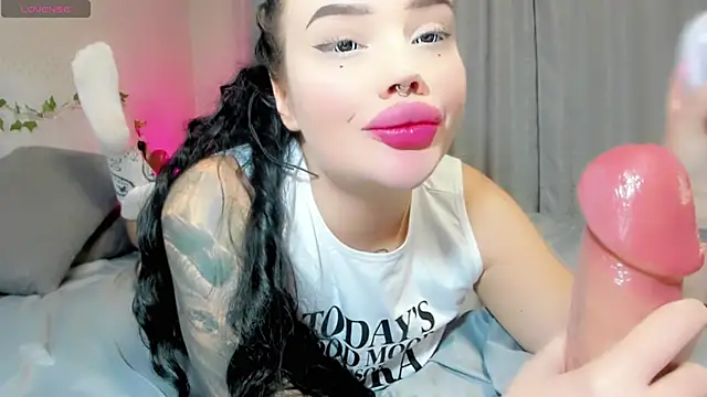 Snapshot of Aira_vi chatting on 10/13/25, 02:06 Aira vi online show from 10/13/25, 02:06