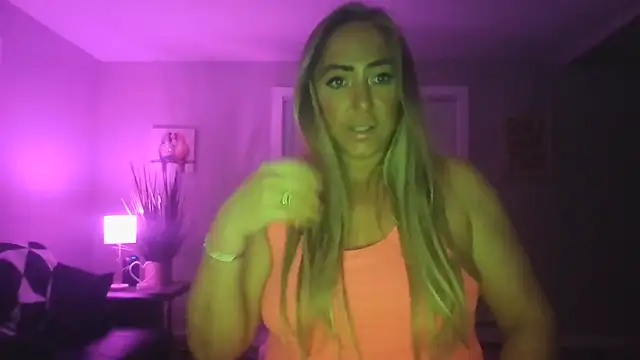 Snapshot of sunshinekisses chatting on 02/08/25, 12:17 sunshinekisses online show from 02/08/25, 12:17