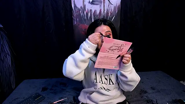 Snapshot of Kylie-fox chatting on 10/15/25, 11:27 Kylie-fox online show from 10/15/25, 11:27