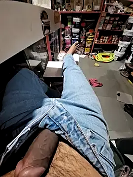 Snapshot of dickerdaddy25 chatting on 03/18/25, 03:31 dickerdaddy25 online show from 03/18/25, 03:31