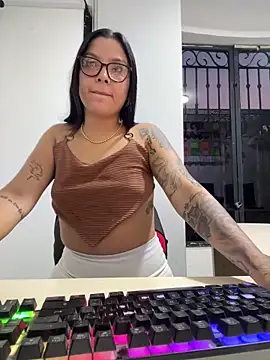 DAPHNEEE-ROSSEEE online show from 12/18/25, 11:00