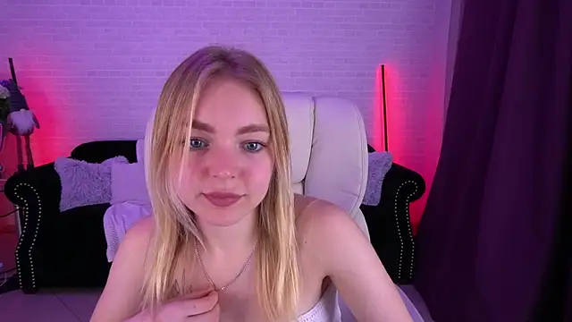 Snapshot of EmilySunshineS chatting on 12/15/24, 10:26 EmilySunshineS online show from 12/15/24, 10:26