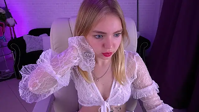 Snapshot of EmilySunshineS chatting on 12/16/24, 02:36 EmilySunshineS online show from 12/16/24, 02:36