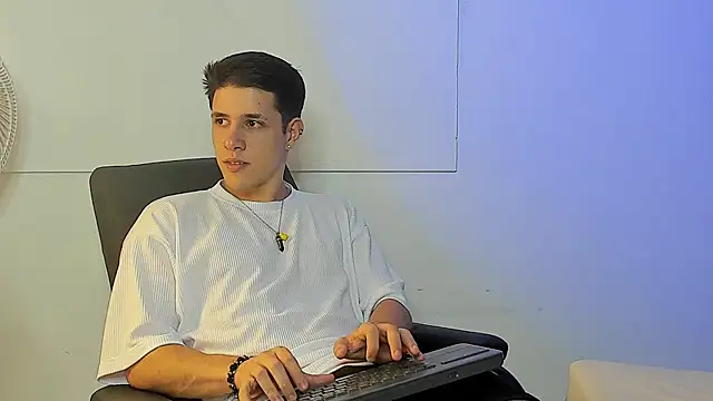 Snapshot of Adan_rivas_ chatting on 12/26/24, 10:20 Adan rivas online show from 12/26/24, 10:20