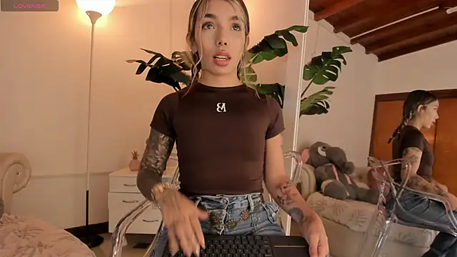 Snapshot of Mollymoon1 chatting on 01/31/26, 08:18 Mollymoon1 online show from 01/31/26, 08:18