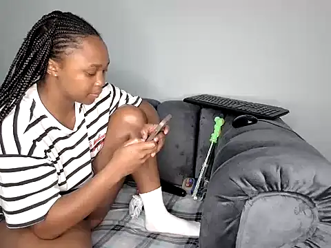 Pearl 00 online show from 10/28/25, 04:49