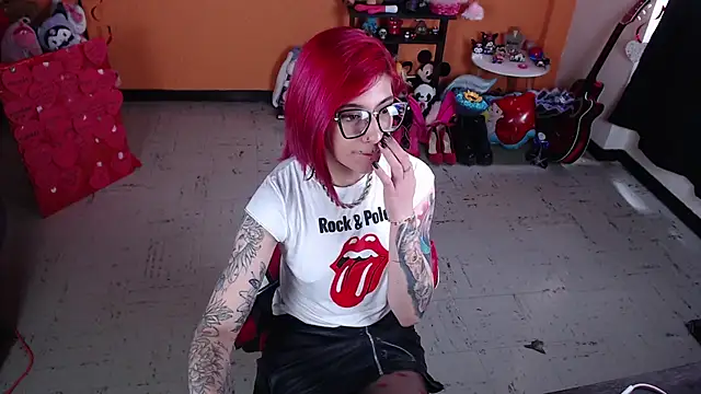 Snapshot of MissMiia2 chatting on 03/04/25, 05:03 MissMiia2 online show from 03/04/25, 05:03