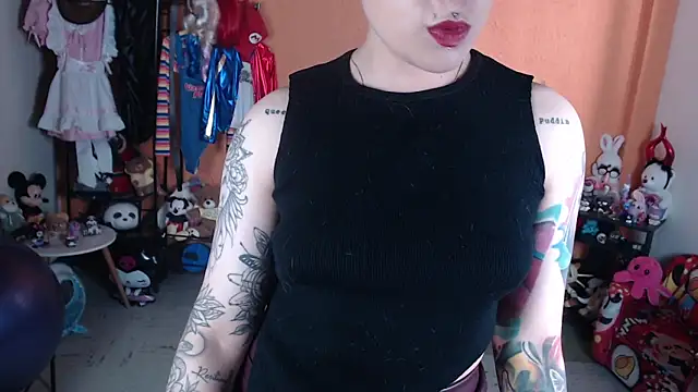 Snapshot of MissMiia2 chatting on 06/14/26, 05:37 MissMiia2 online show from 06/14/26, 05:37