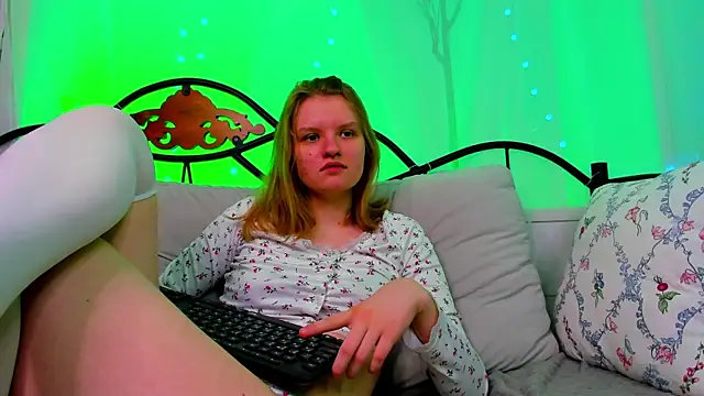 Snapshot of LilianSwall chatting on 03/20/25, 12:32 LilianSwall online show from 03/20/25, 12:32