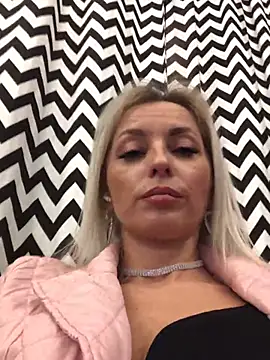 Snapshot of Diamond_Bunny_ chatting on 01/26/25, 05:02 Diamond Bunny online show from 01/26/25, 05:02