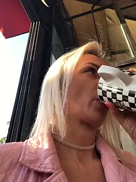 Snapshot of Diamond_Bunny_ chatting on 01/27/25, 01:41 Diamond Bunny online show from 01/27/25, 01:41