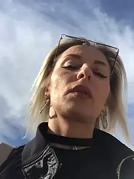 Snapshot of Diamond_Bunny_ chatting on 03/08/25, 01:03 Diamond Bunny online show from 03/08/25, 01:03