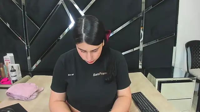 Snapshot of Criistaal_ chatting on 03/17/26, 04:17 Criistaal online show from 03/17/26, 04:17