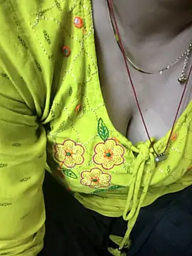 Snapshot of kaveerpooja947 chatting on 02/10/26, 04:00 kaveerpooja947 online show from 02/10/26, 04:00