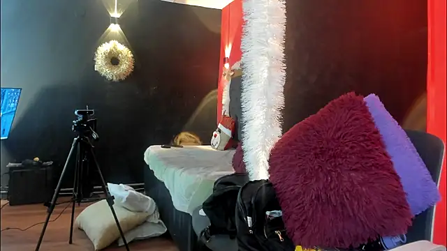 Snapshot of YayaHilton chatting on 11/22/25, 04:22 YayaHilton online show from 11/22/25, 04:22