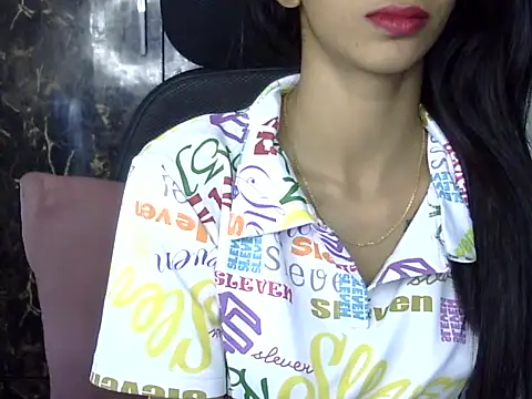 Snapshot of MAAYRA_09 chatting on 01/30/25, 06:43 MAAYRA 09 online show from 01/30/25, 06:43