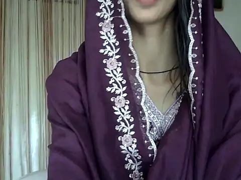 Snapshot of MAAYRA_09 chatting on 09/27/25, 10:42 MAAYRA 09 online show from 09/27/25, 10:42