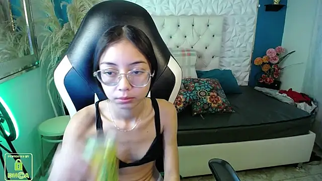 Snapshot of NathaliaSweet_11 chatting on 12/19/25, 02:02 NathaliaSweet 11 online show from 12/19/25, 02:02