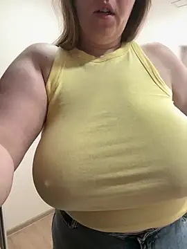 Snapshot of Your_Hot_Sister01 chatting on 03/23/25, 06:47 Your Hot Sister01 online show from 03/23/25, 06:47