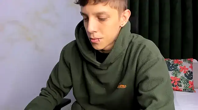 Snapshot of Adam_hard_ chatting on 03/04/25, 08:27 Adam hard  online show from 03/04/25, 08:27