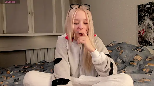 Snapshot of EngelFugler chatting on 02/13/25, 01:48 EngelFugler online show from 02/13/25, 01:48