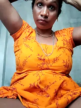 Snapshot of Hotty-dola chatting on 10/18/25, 04:04 Hotty-dola online show from 10/18/25, 04:04