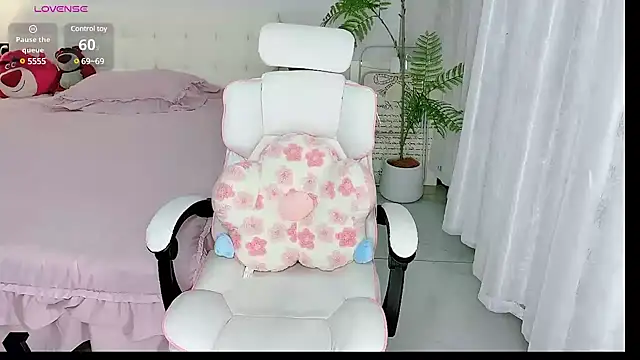 Snapshot of -Wendy__ chatting on 03/04/25, 03:04 -Wendy online show from 03/04/25, 03:04