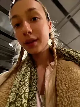 Lia  Love online show from 10/05/25, 12:14