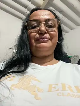 Snapshot of GiaNahomi chatting on 01/04/25, 02:35 GiaNahomi online show from 01/04/25, 02:35