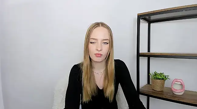 Snapshot of LilaGold chatting on 12/03/24, 06:49 LilaGold online show from 12/03/24, 06:49