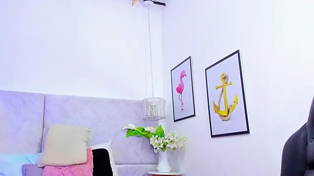 naomiii   online show from 10/24/25, 12:01