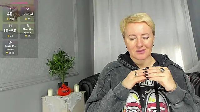 Nika Smit online show from 10/31/25, 10:16