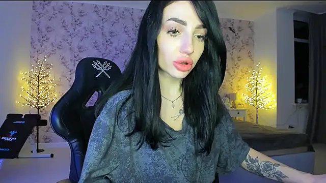 Snapshot of NancyLovee_ chatting on 12/21/25, 04:19 NancyLovee online show from 12/21/25, 04:19