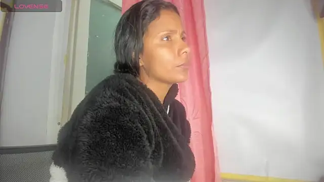 Snapshot of Nenita_Hot_ chatting on 11/12/25, 06:52 Nenita Hot online show from 11/12/25, 06:52