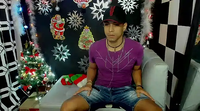 Snapshot of MikeRose94 chatting on 12/21/24, 05:51 MikeRose94 online show from 12/21/24, 05:51